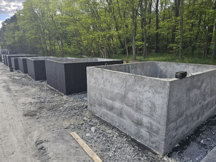 Plac produkcyjny z szambami betonowymi Jurata gotowymi do transportu